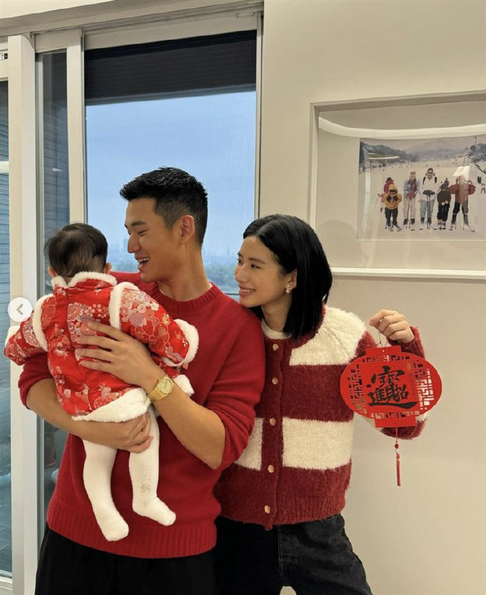 周兴哲老婆生二胎  据台媒，14日赵岱新已于台北內湖禾馨诊所剖腹生了，周兴哲喜当