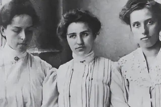 1928年，5名人类年轻美女，为了丰厚的报酬，竟同意与成年雄猩猩进行杂交，网友：