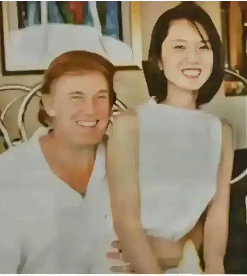 1995年，年轻的特朗普和一位中国姑娘，罕见的合影，特朗普当时已经四十九岁，他开