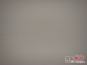 墙体不可有裂痕 　　有的新房才装修好，可以却也因为一些原因造成裂痕，如果这些裂痕
