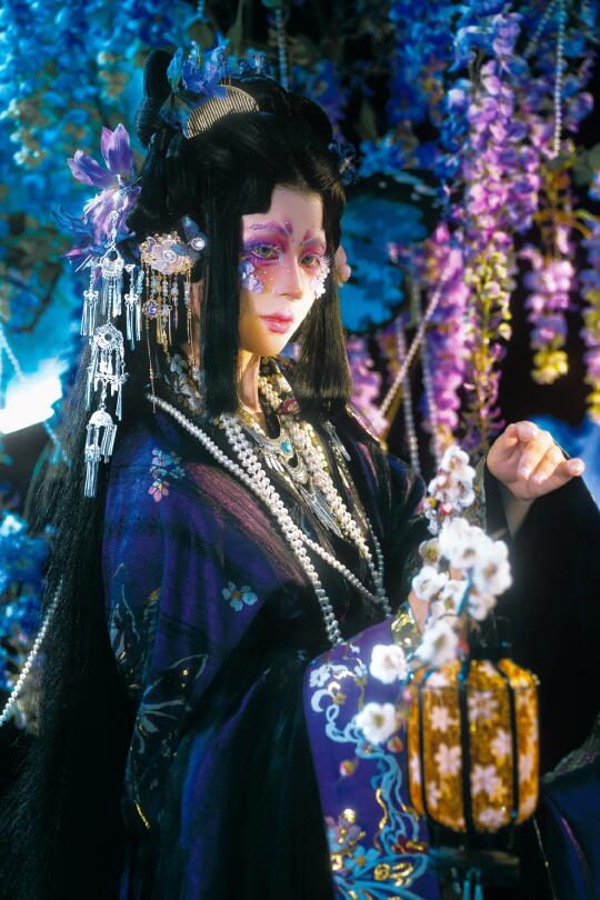 「紫云垂落缀罗衣，一步一摇蔓生香」
