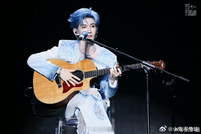余宇涵音乐节余宇涵宝鸡音乐节舞台余宇涵江南舞台 宝鸡音乐节上的余宇涵，现场唱《江