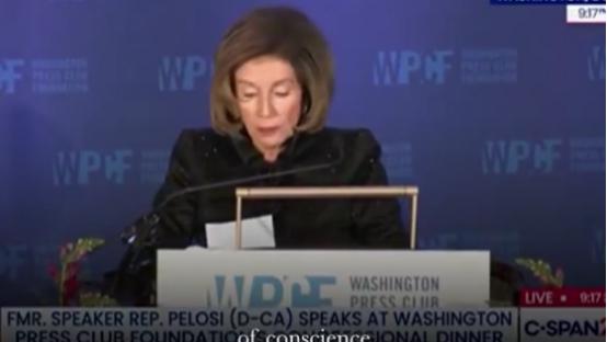 美国前众议长佩洛西2月5日发文说：“美国正处于良心危机之中。我们有一位自封为王的