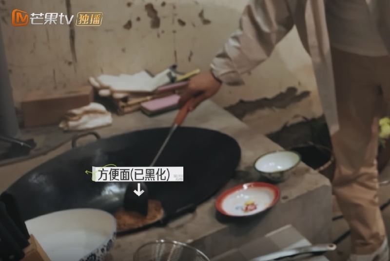 我真的要被杨子笑无语了，他到底是什么品牌的常识巨婴啊？？？方便面放油里炒、滚油放