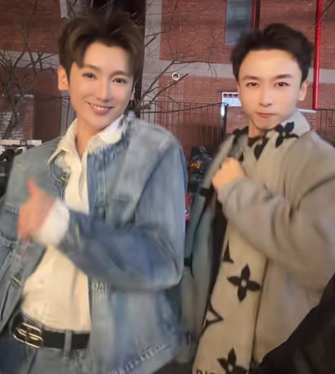 湛蓝团队的乐乐看看和谁在一起了？
乐乐和张兰团队之前的主播小沃合体，两个人开心的