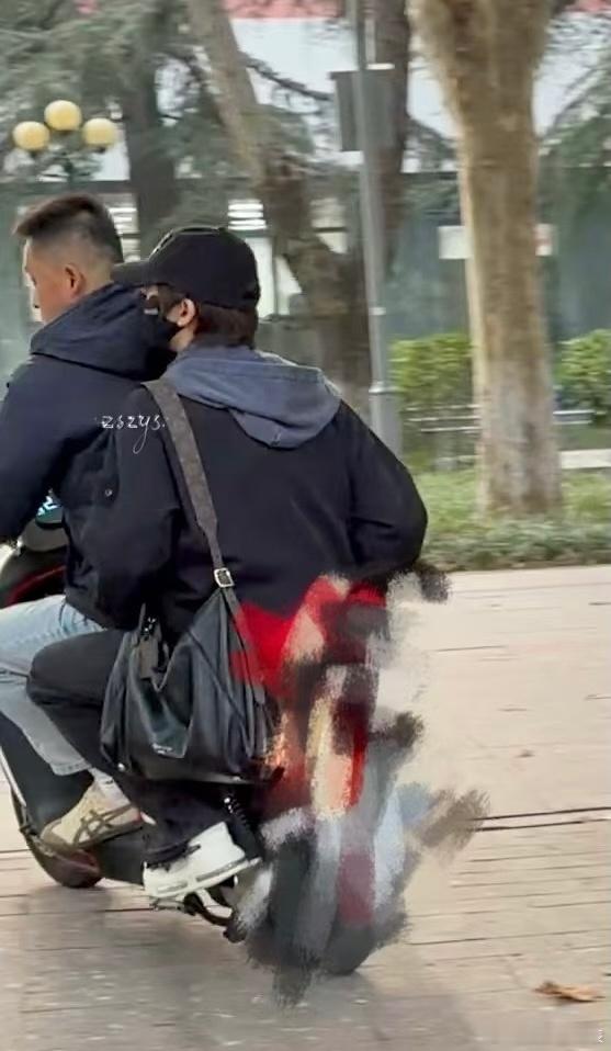 贺峻霖看似很平静其实没招了贺峻霖坐老师电动车躲私生 怎么又惨又好笑的[泪奔] ​