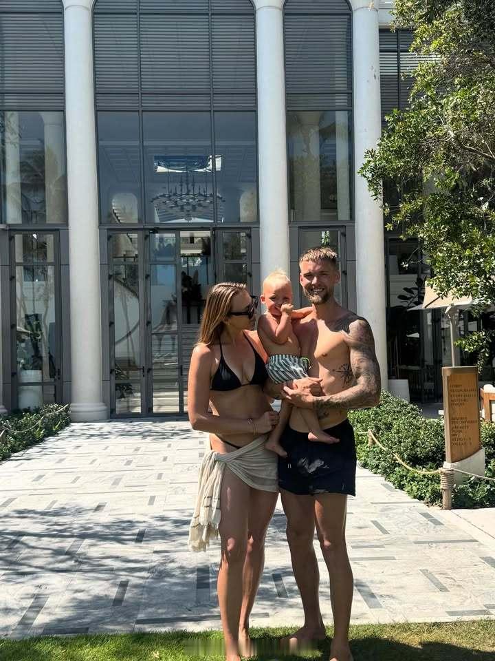 “非常遗憾地告知您……我们已不在泰国了😭😭感谢这最棒的假期。我还会再来的🌴