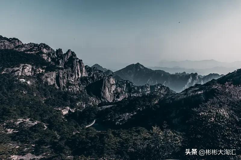 要说中国最美的山水在哪，那可太难选了。黄山绝对算一个，“奇松、怪石、云海、温泉、