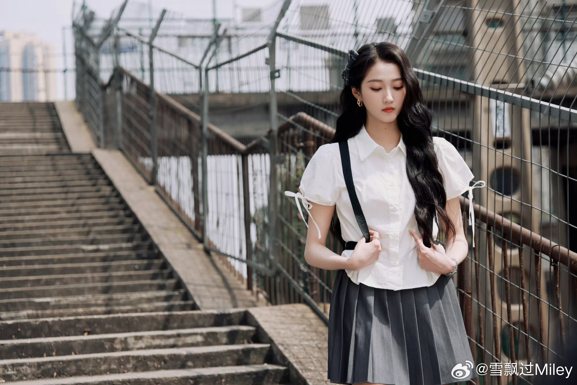 关晓彤李昀锐校服共创关晓彤晴也 从云端跌落的北京白富美，一朝跌入海边小镇，眉眼间