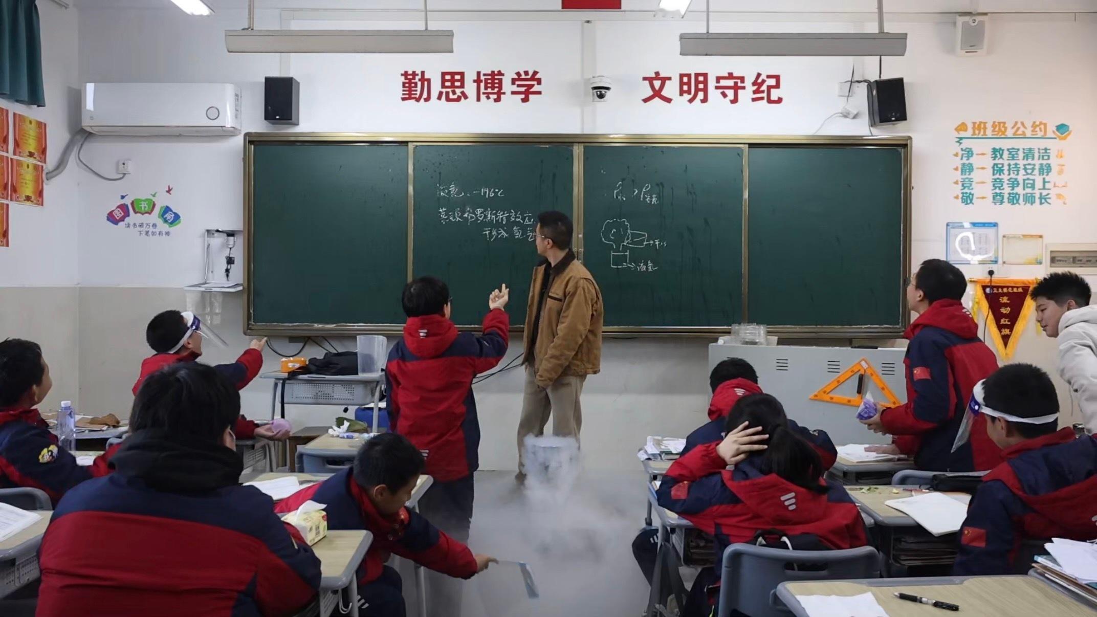 推开教室门以为到了南天门你们有没有在抖音精选上看到百万粉丝博主夏振东老师的新视频