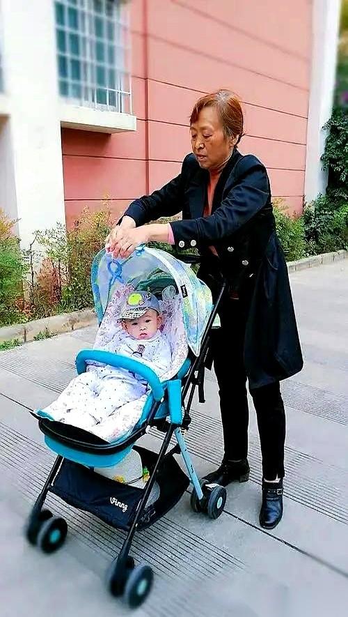 小区里，一个老奶奶推着婴儿车，车里一个，身边还紧紧跟着一个。
我一眼认出来了，是