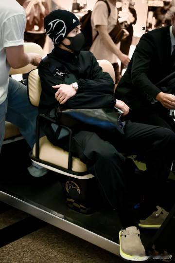 王鹤棣好长一条人 简约黑装藏不住优越身段，好长一条人走路都带氛围感，奔赴热爱的样