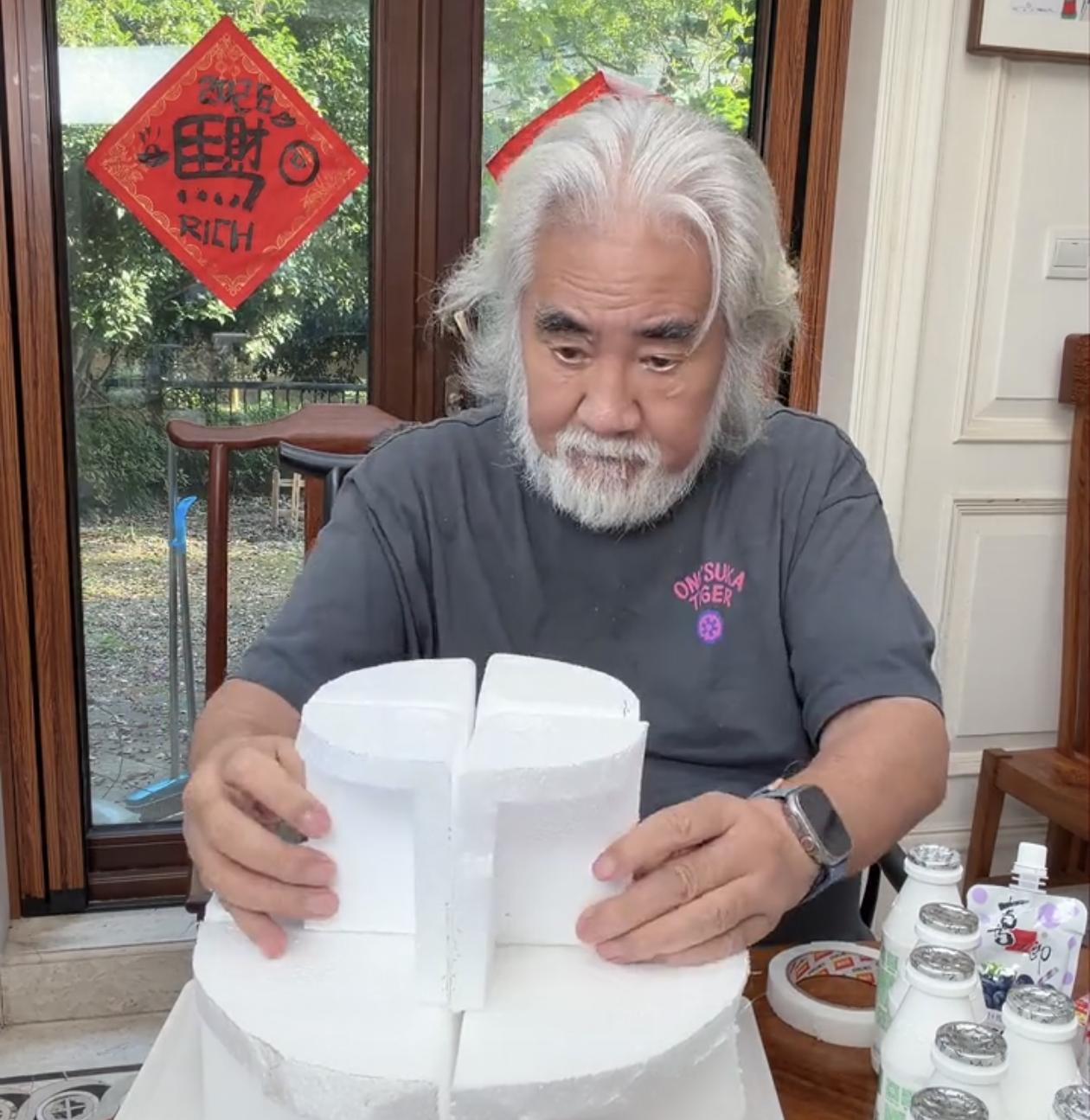 今天是张纪中女儿花花6周岁生日，张纪中特意用小零食做了一个生日蛋糕。看得出来非常
