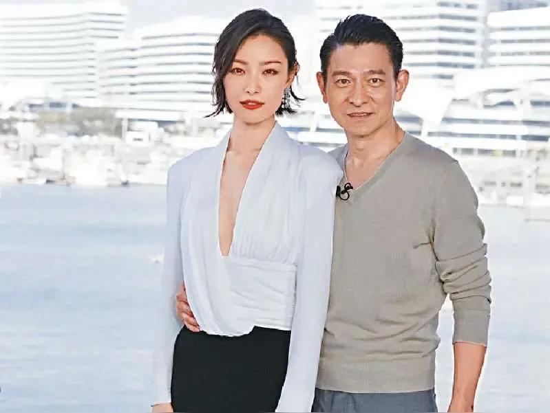 在电影《猎金游戏》的采访间里，刘德华抱着倪妮的人形立牌说：“每次和倪妮拍戏，都真