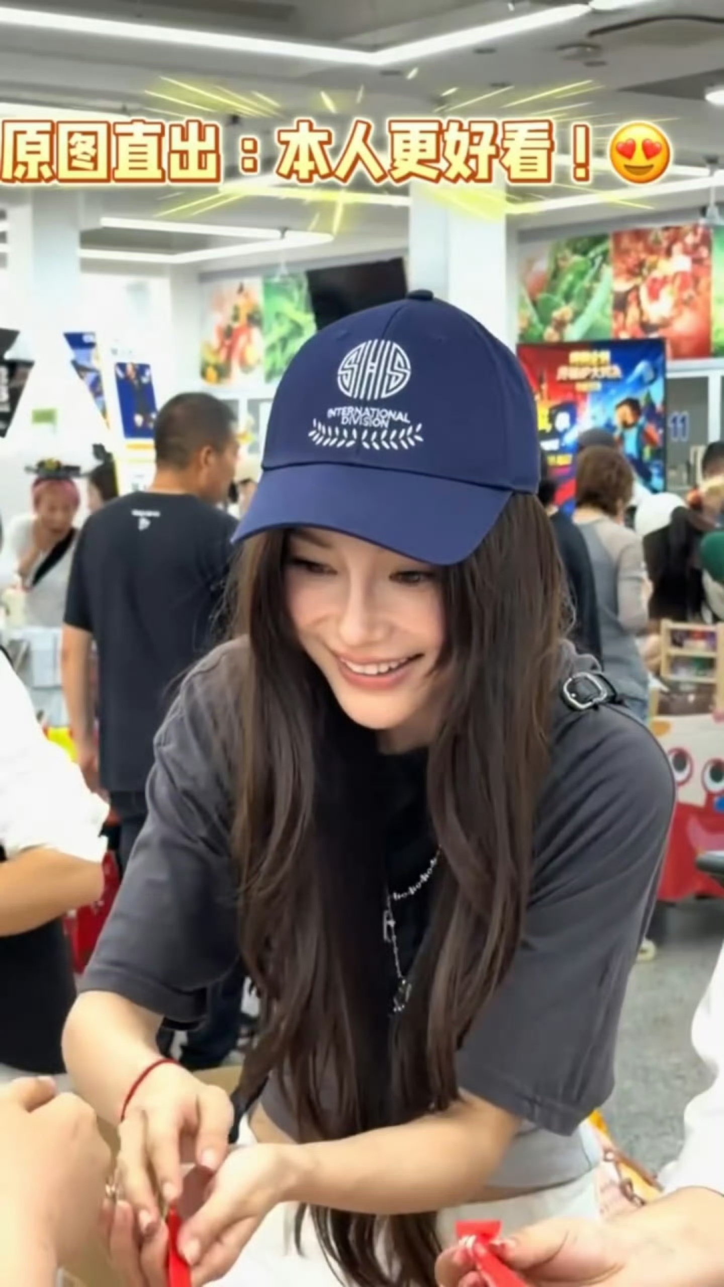 Angelababy今天参加小海绵学校的公益活动，这不就是我才20来岁异父异母的