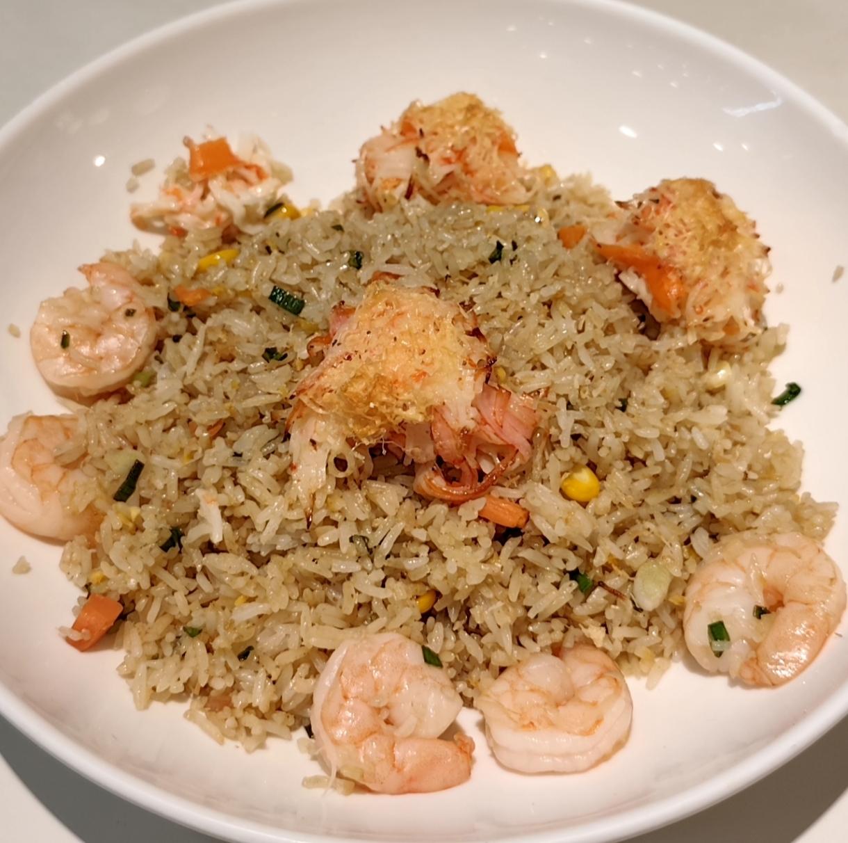 今天得闲无事，分享一下我炒米粉和炒饭的家庭版做法:炒饭，我用的是增城的丝苗米，没