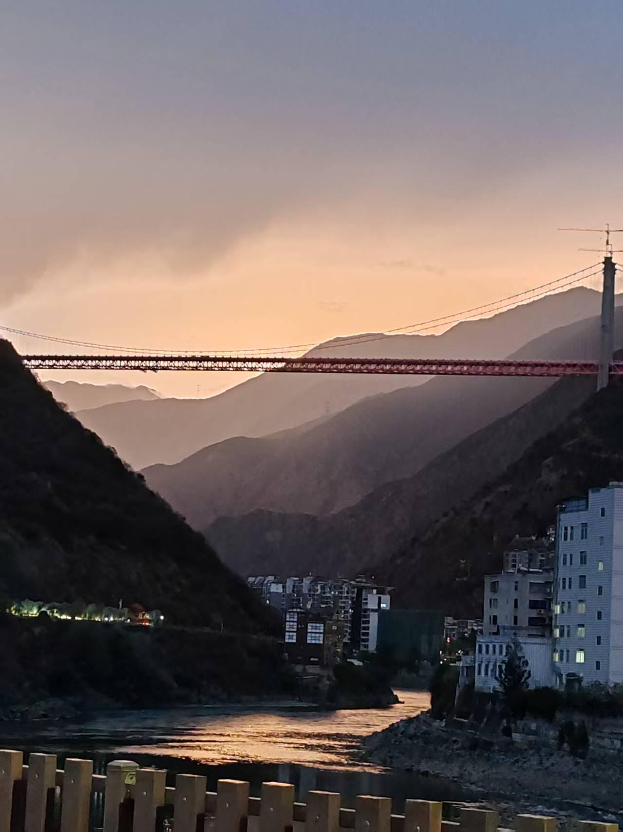 今年春天最想实现的心愿千里川藏线，水墨泸定城！继国道318川藏公路后，川藏铁路大