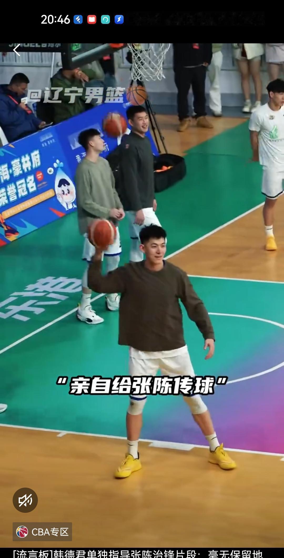 韩德君换了身份，没退役，球场里早来晚走，拉张陈治锋练低位背身。动作很缓，姿势卡得
