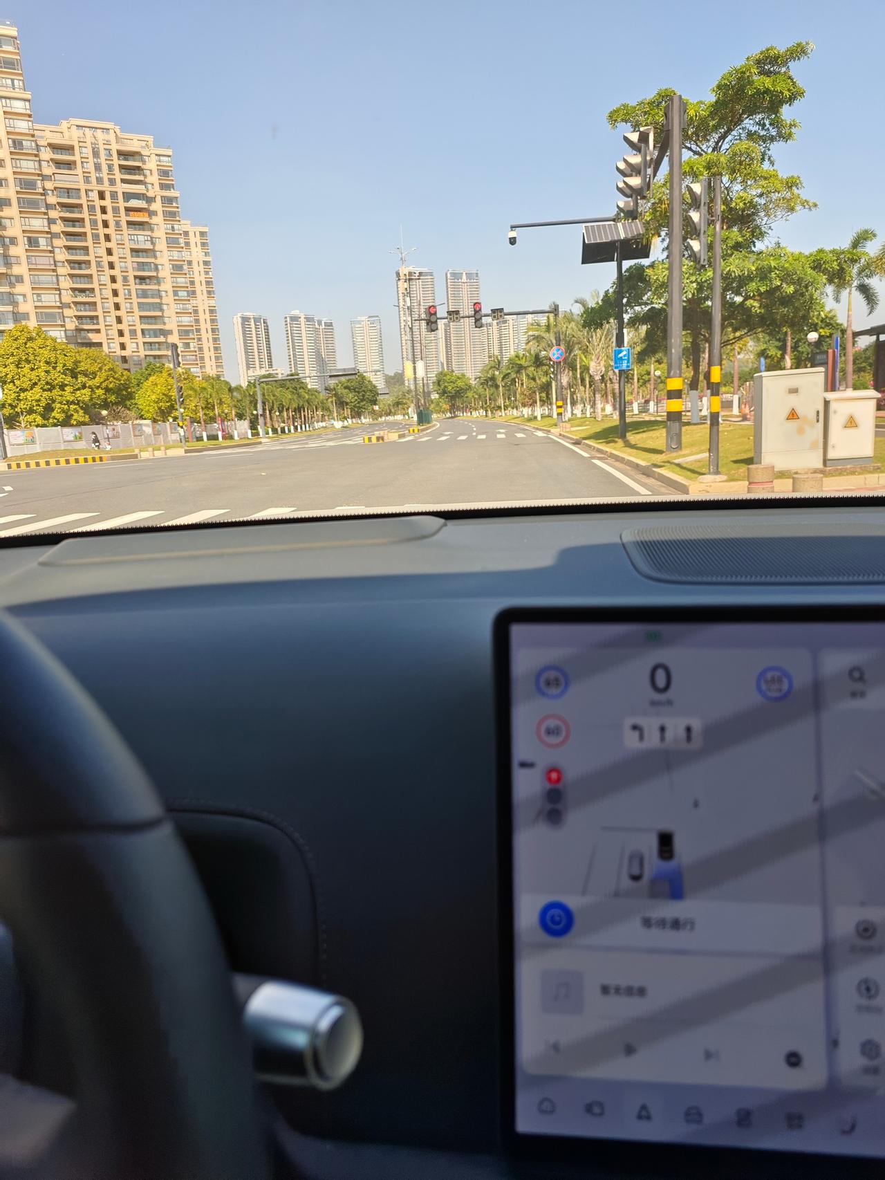 理想L系列的5.0更新后，LCC现在支持红灯停、绿灯行了

不只是提示，而是车辆