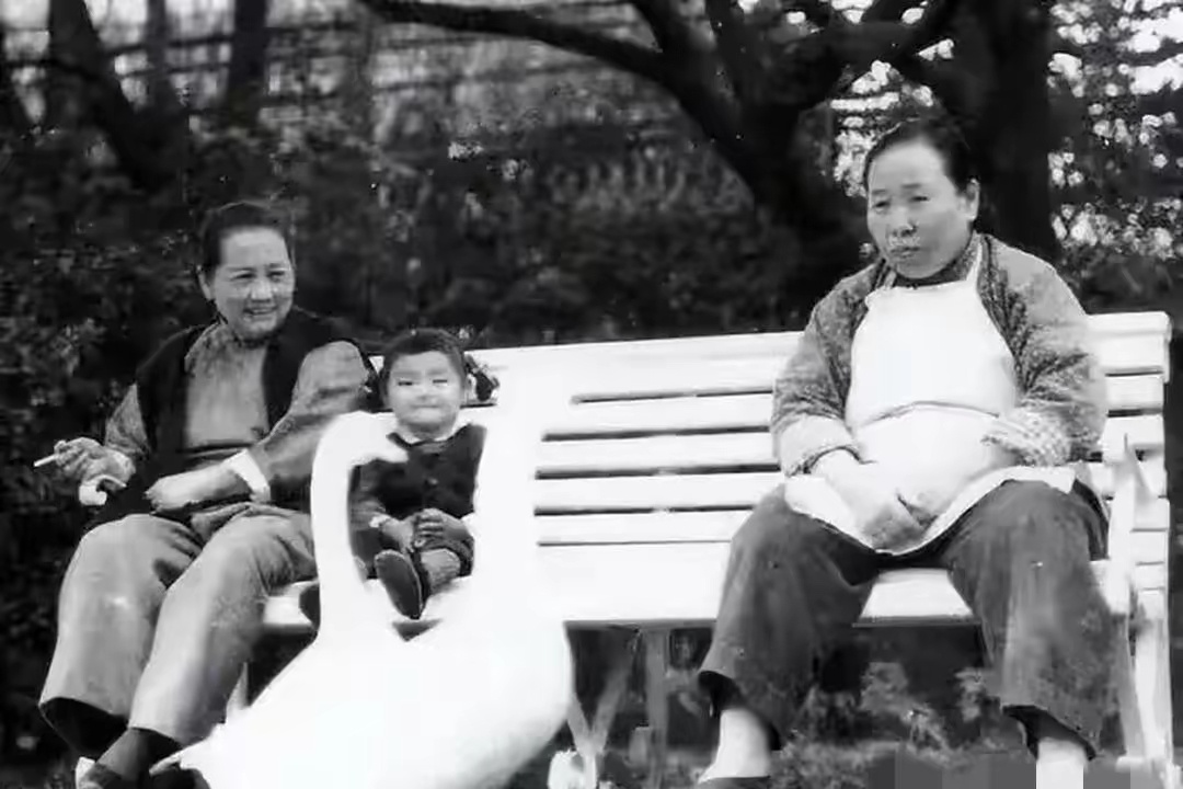 60年代，宋庆龄与保姆李燕娥以及干女儿隋永清在上海寓所院子里的一张留影 ​​​