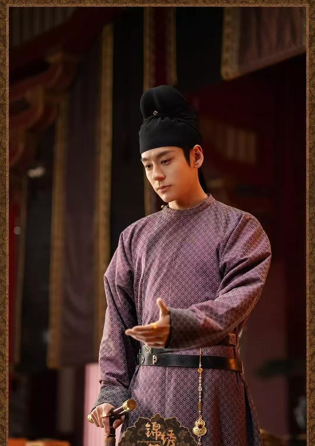 李现和魏哲鸣在古装剧中的仪态对比鲜明。李现以优秀的仪态和敬业精神塑造角色，脊椎挺