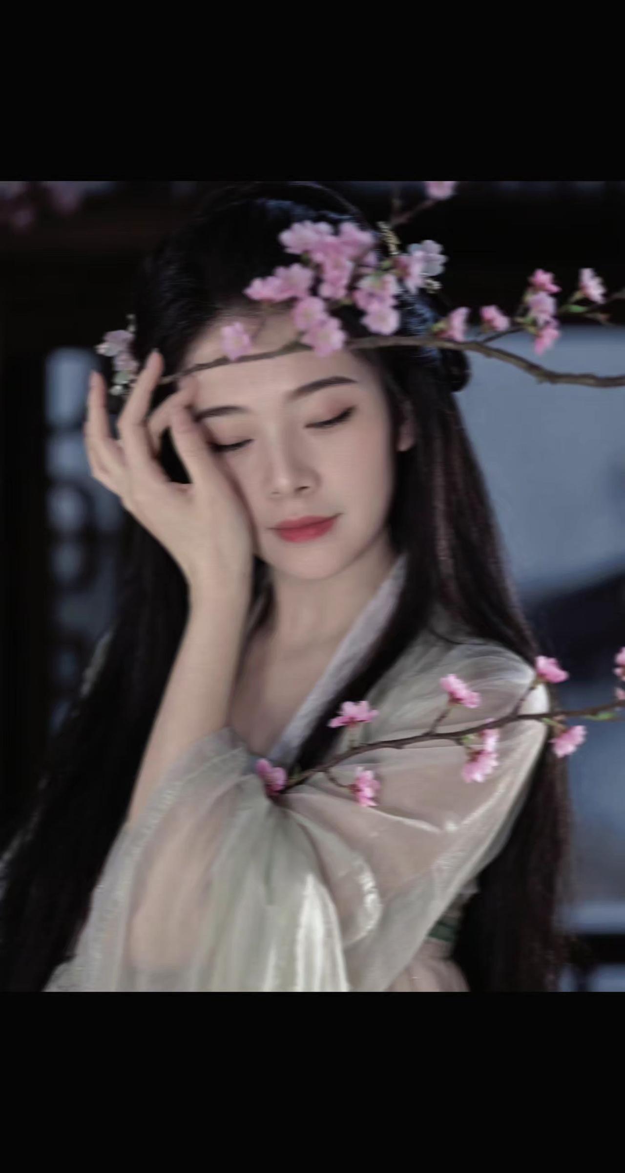 万物善变，无人能常伴欢愉，看透人情起落，知晓孤独为本，减少向外期许，守己心安，静