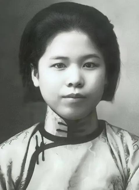 1947年，特务们将杨虎城的夫人谢葆真牢牢捆住，又用针头扎进她的大腿，谢葆真顿时