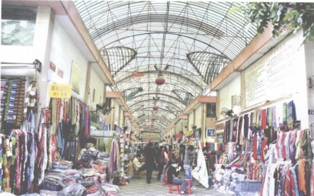 2005年的广州东山区万福路珠光仰忠精品市场
2000年建成。
图1:《广州市东