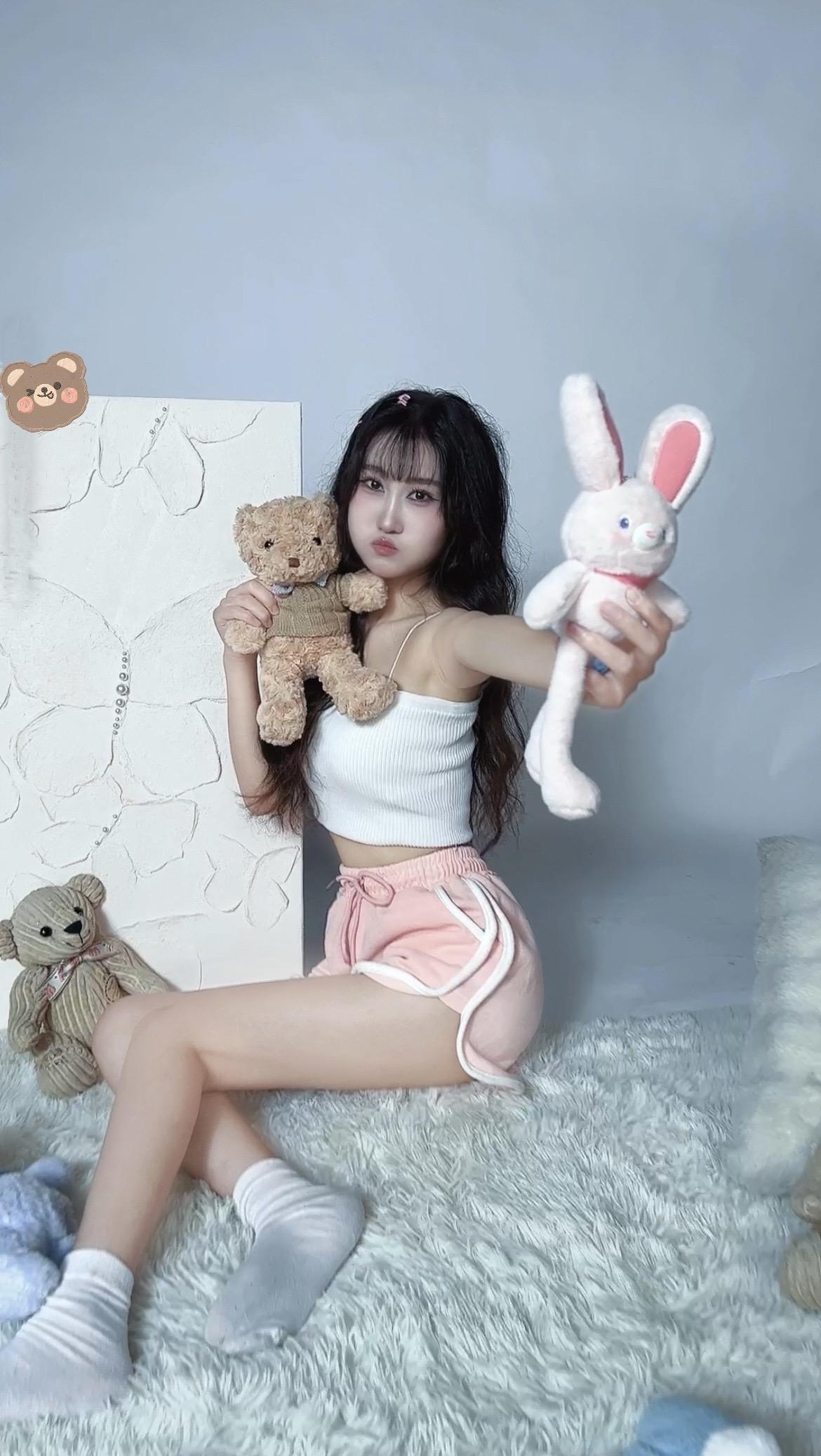 日常画画记录生活拍摄花絮🎨今天我又带自己画的粉色少女心画去拍照喽广东...