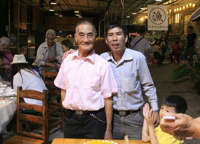 二叔在老家从事白酒生意30年，让我毕业后去他的酒厂上班，我当即拒绝了。
 
我毕