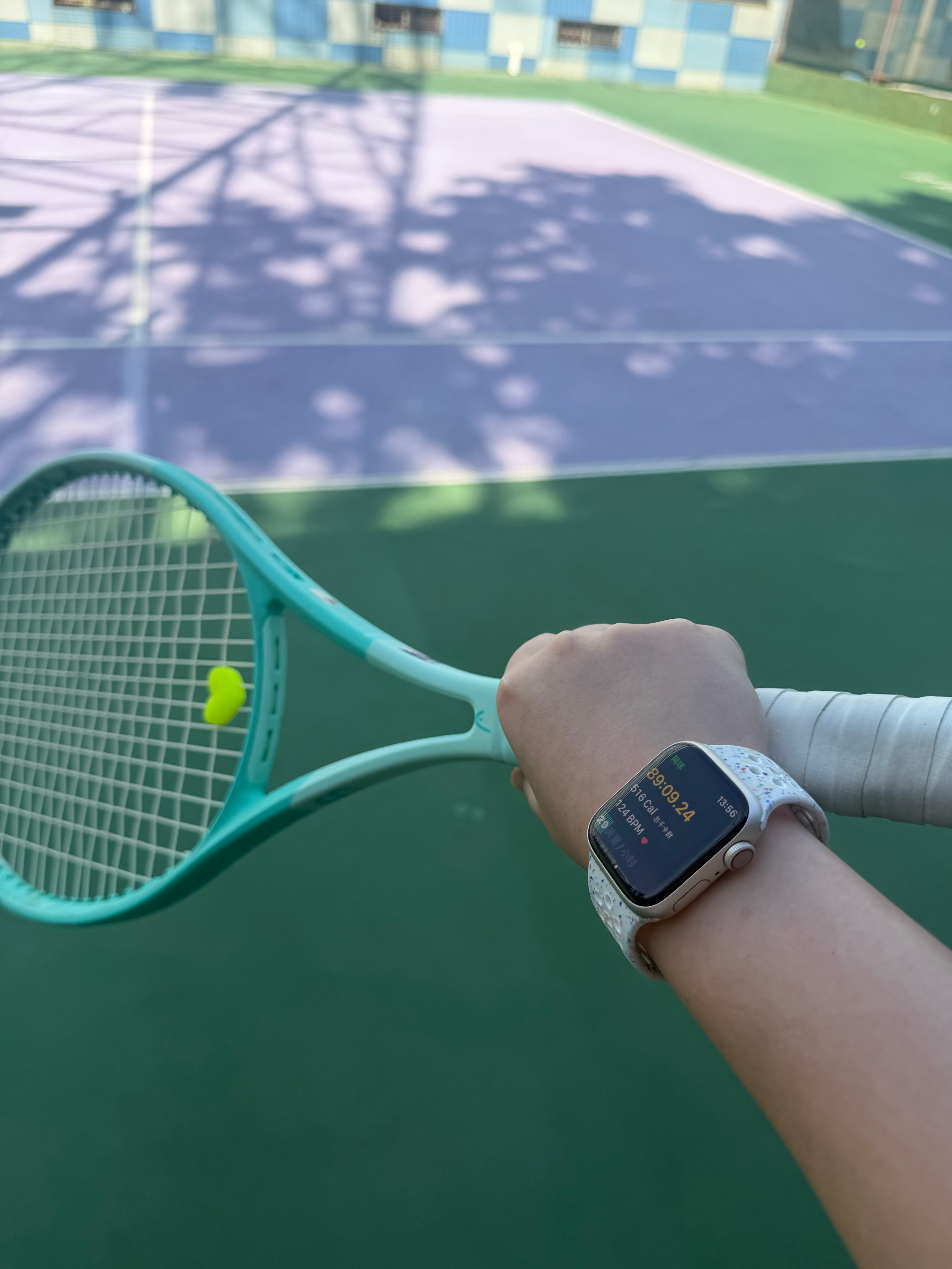 🎾最近忙里偷闲，牺牲午休时间去打球了。打球真的很妙，每一球不仅是对正反手动作的