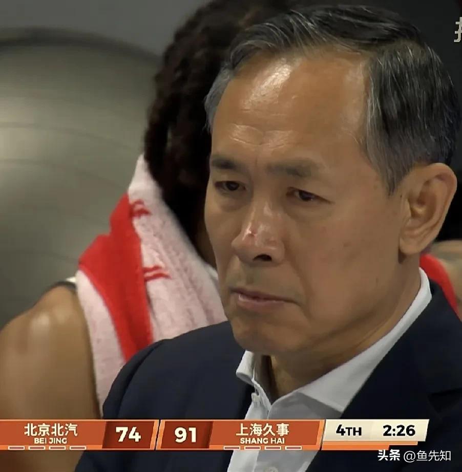 许利民在场边一脸严肃，不出意外，这场比赛结束后，许利民应该就不是北京队主教练了。