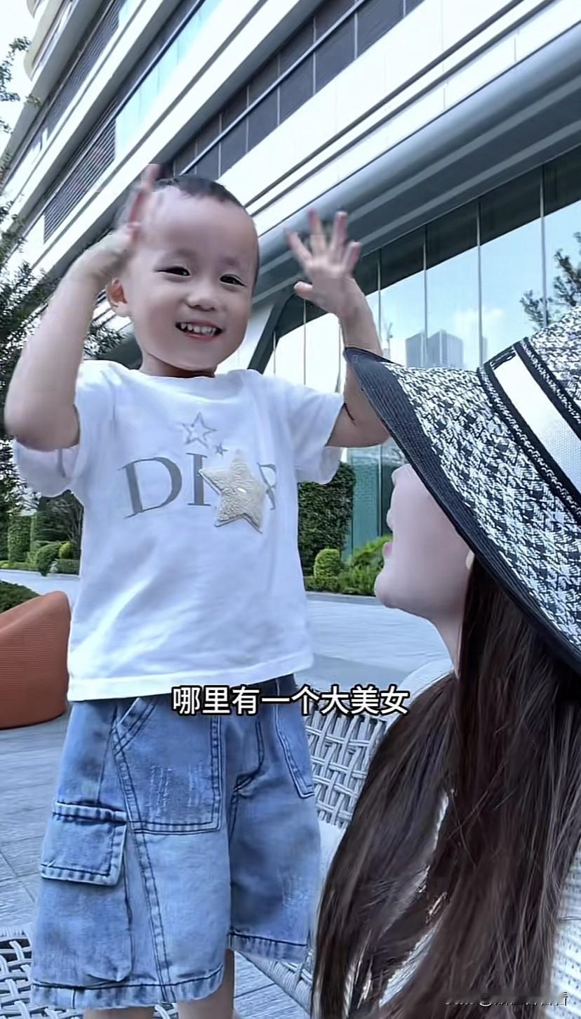 宋玉希中秋节直接小区里面烤全羊，叫来很多朋友一起吃，有人说，怀孕了还吃羊肉，宋玉