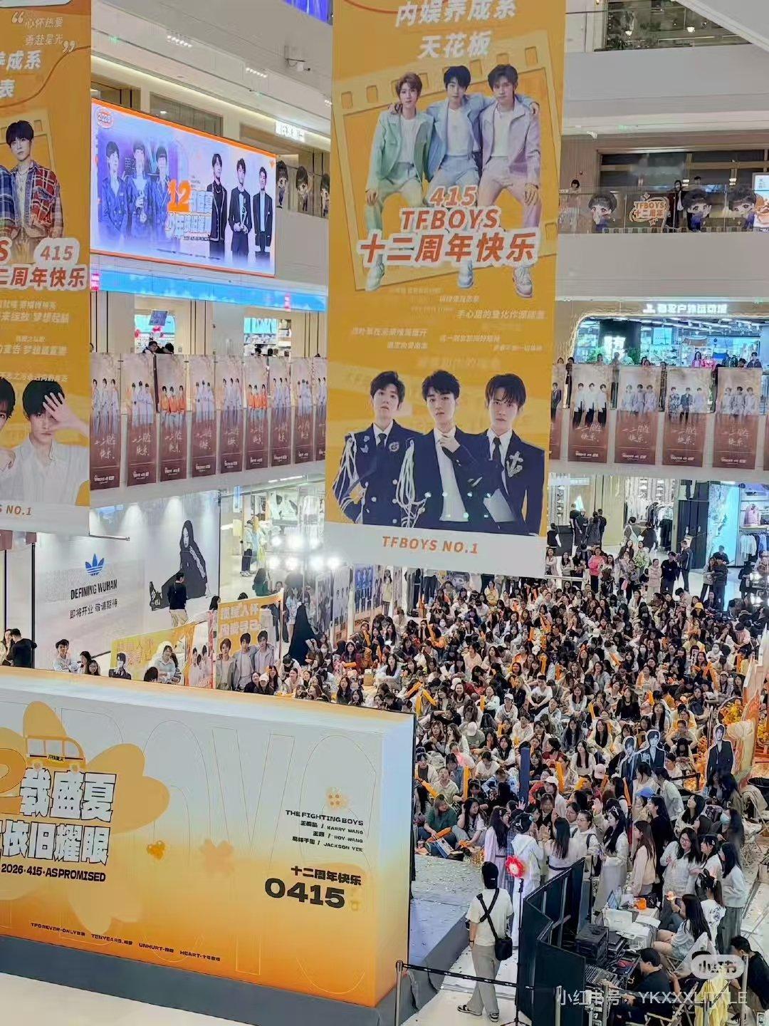 TFBOYS线下痛楼人气TFBOYS线下应援人气 真的有很多人陪TFBOYS走了
