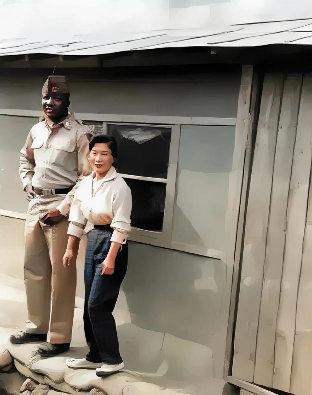 在1953年，韩国汉城这个普通的住宅内，一个黑人美军接受了韩国女子的服务后离开了