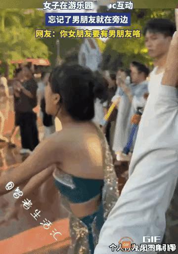 女友玩得太过投入，一旁男友的醋意都快要藏不住了！
 
周日男子带着女友来到游乐园