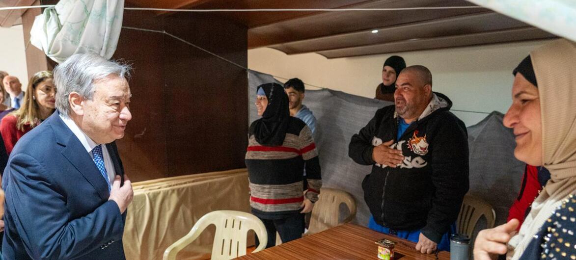 联合国秘书长古特雷斯在黎巴嫩访问时表示袭击维和人员完全不可接受，必须停止，违反国