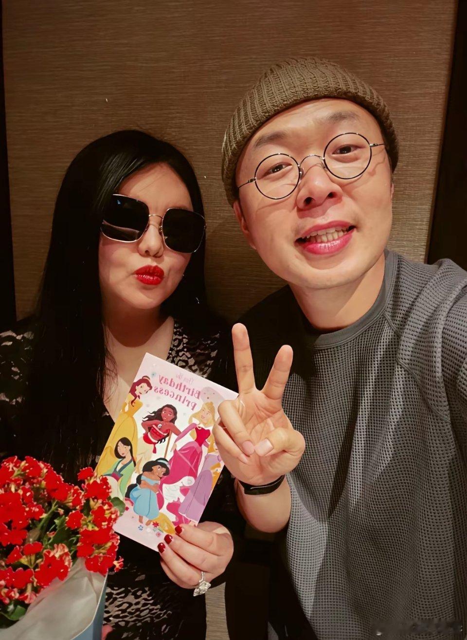 《快乐大本营》姐弟李湘和杜海涛终于在英国同框、互动了。俩人在王诗龄的生日同框，李