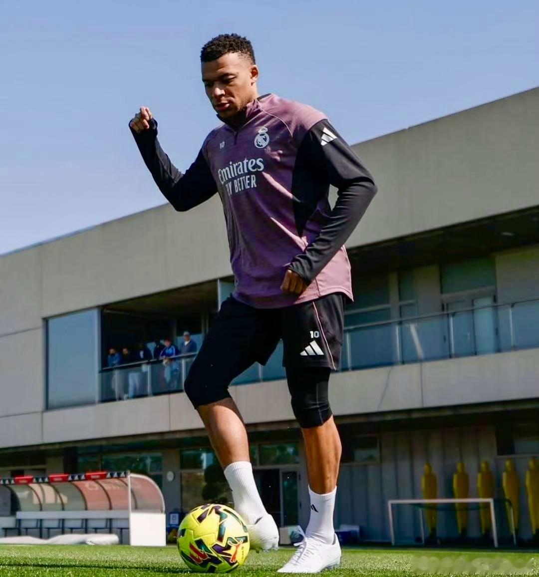 姆巴佩喊你补水啦27岁的姆巴佩年少成名、头顶光环多多，更拥有无数拥趸。他的球迷最