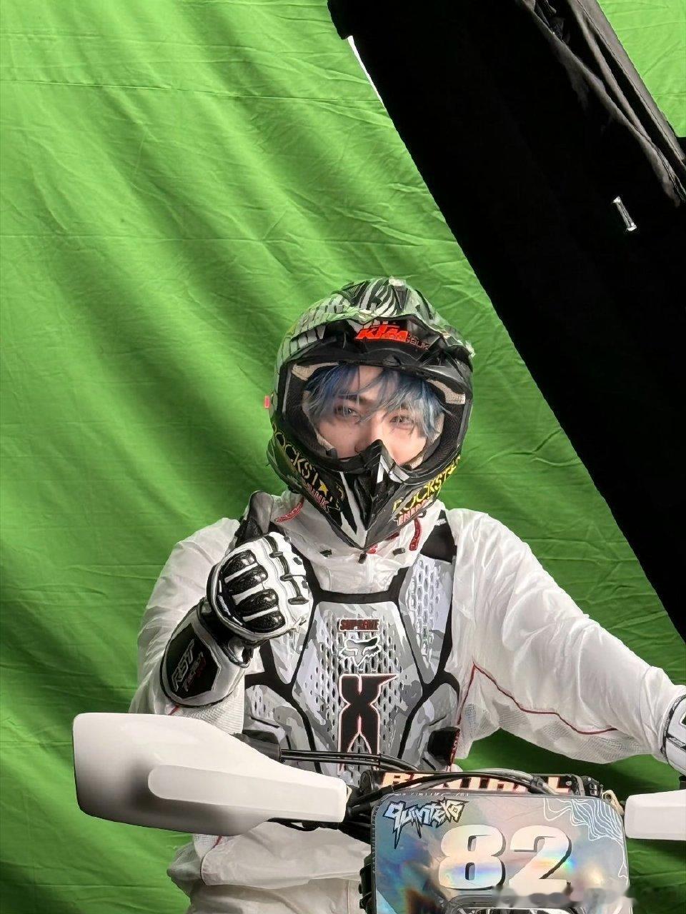 谁家扫楼还有打歌舞台看距离近到能看清偶像的舞台细节，每个动作都超带感，灯光一照直