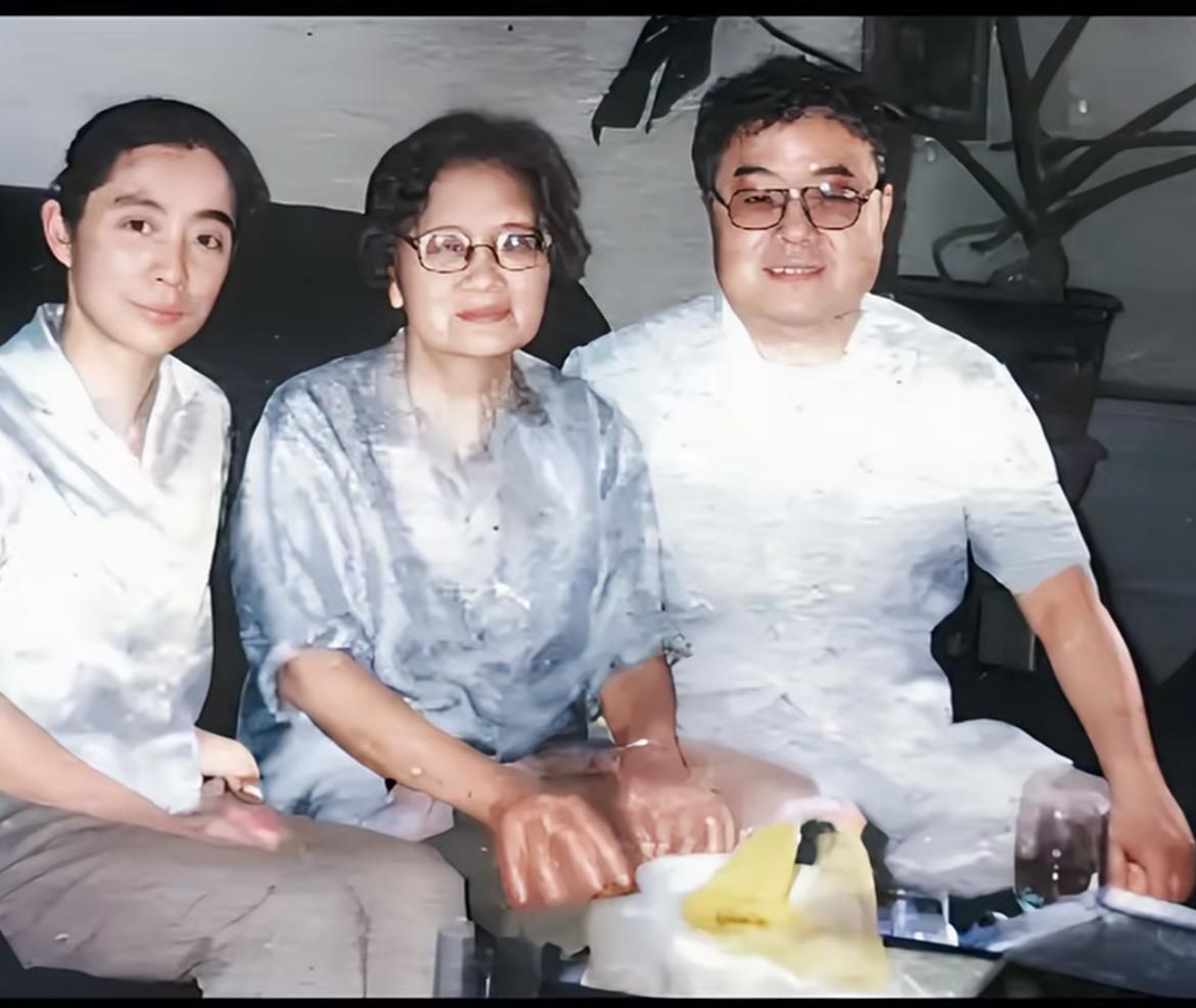 八十年代，豆豆、丈夫张清霖与王淑媛在家中拍下这张合影。早年间王淑媛在毛家湾照顾豆