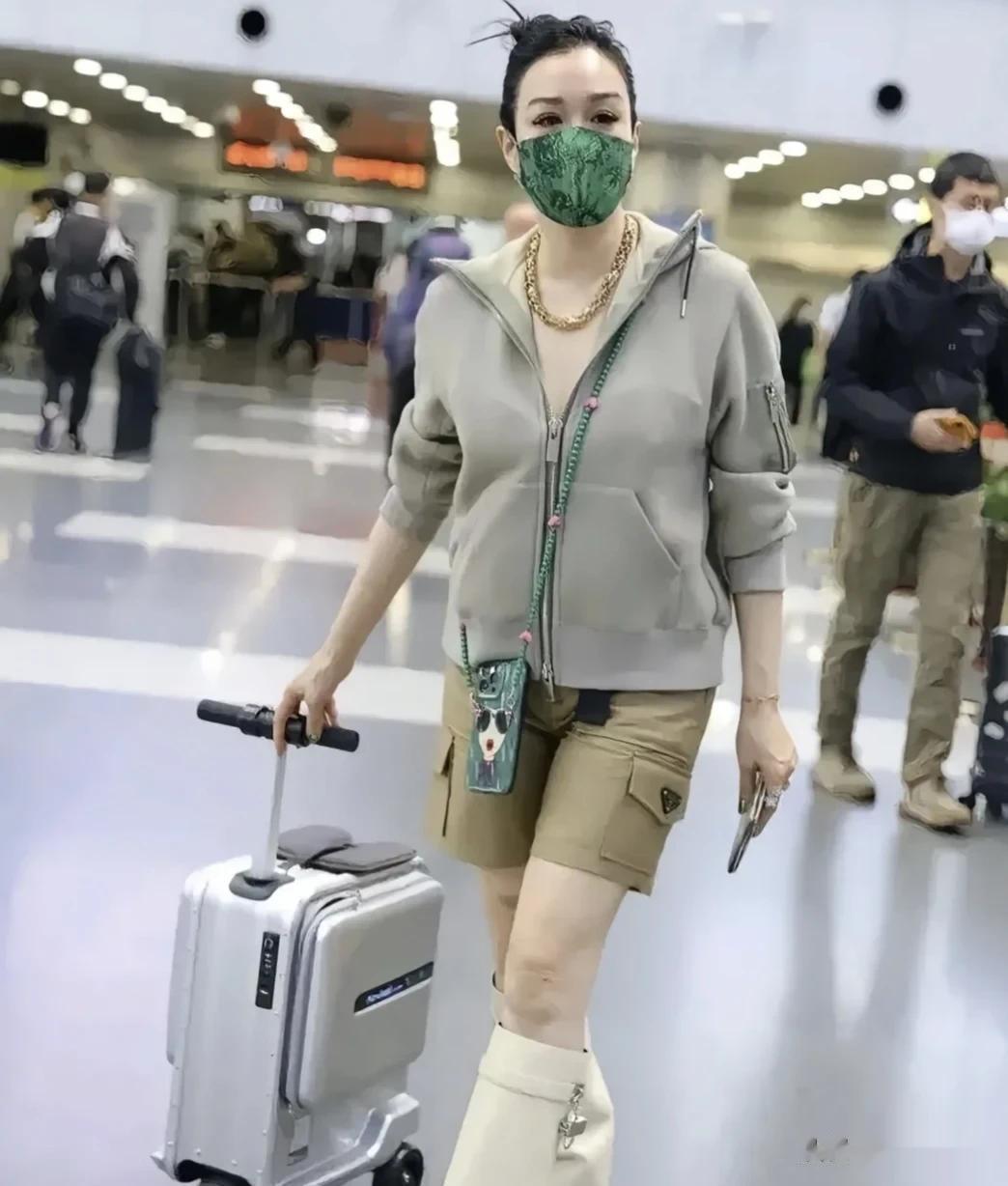 钟丽缇不愧是一位绝世美人，普普通通的衣服都能穿出这种美感，她的身材真是无人能及。
