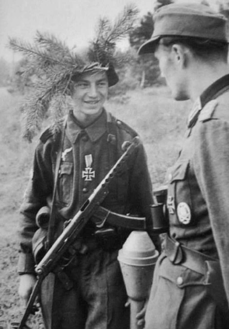 1942年苏德战争，一名年仅15岁的德国士兵独自一人炸毁了一辆俄军T-34坦克，