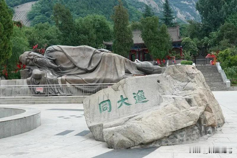 陈抟的睡功，
是顺应自然节律的典范。
日出而作，
日落而息，
让身体在深度睡眠中