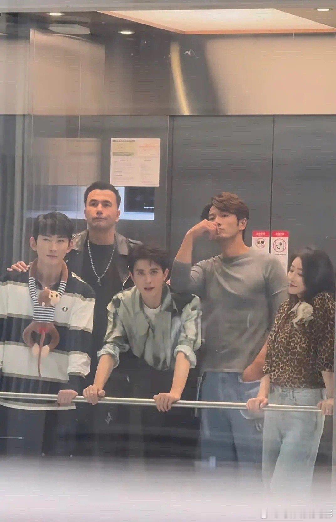 敖瑞鹏今天扫楼，没想到还挺帅的 ​​​