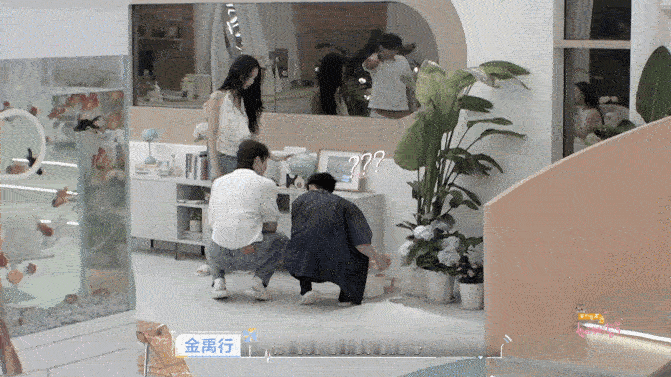 恋综男嘉宾比腿毛真不中了 男嘉宾现场比腿毛，这恋综是正经的吗？金禹行挺好笑，比着