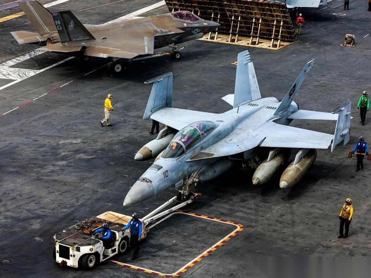 美国“林肯”号航母在阿拉伯海进行舰载机起飞作业，这架正被牵引车牵引的F/A-18