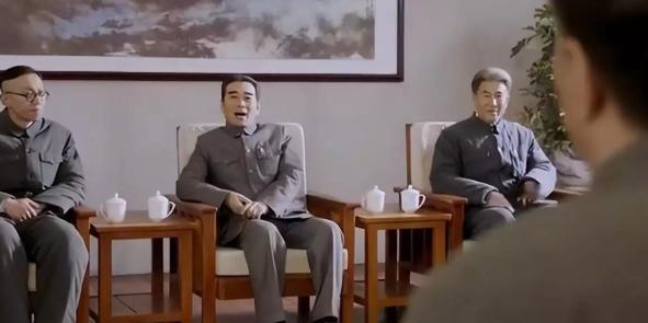 四川解放后，躲在寺院的曾扩情被捕时，却说：我已出家，抓我作甚。

黄埔老大哥