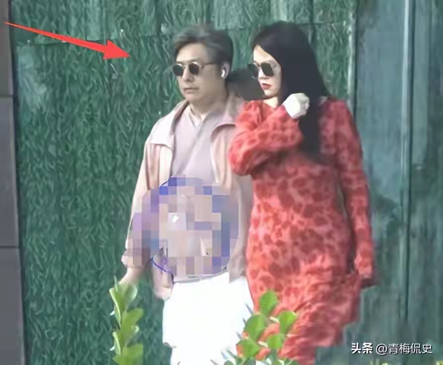 李湘和前夫现身商场，她身材反弹又胖了，王诗龄穿短裤长腿抢镜 