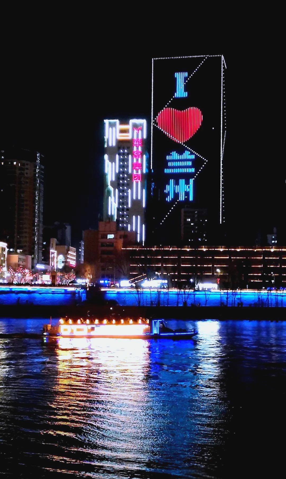 前几天去兰州，专门挑了个高处看夜景，那感觉，简直绝了！站在高处往下瞧，整个兰州城
